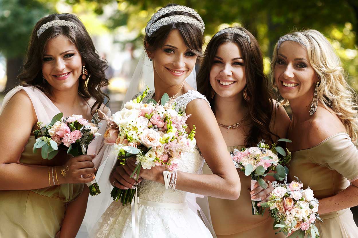 Обычные девушки в свадебных платьях